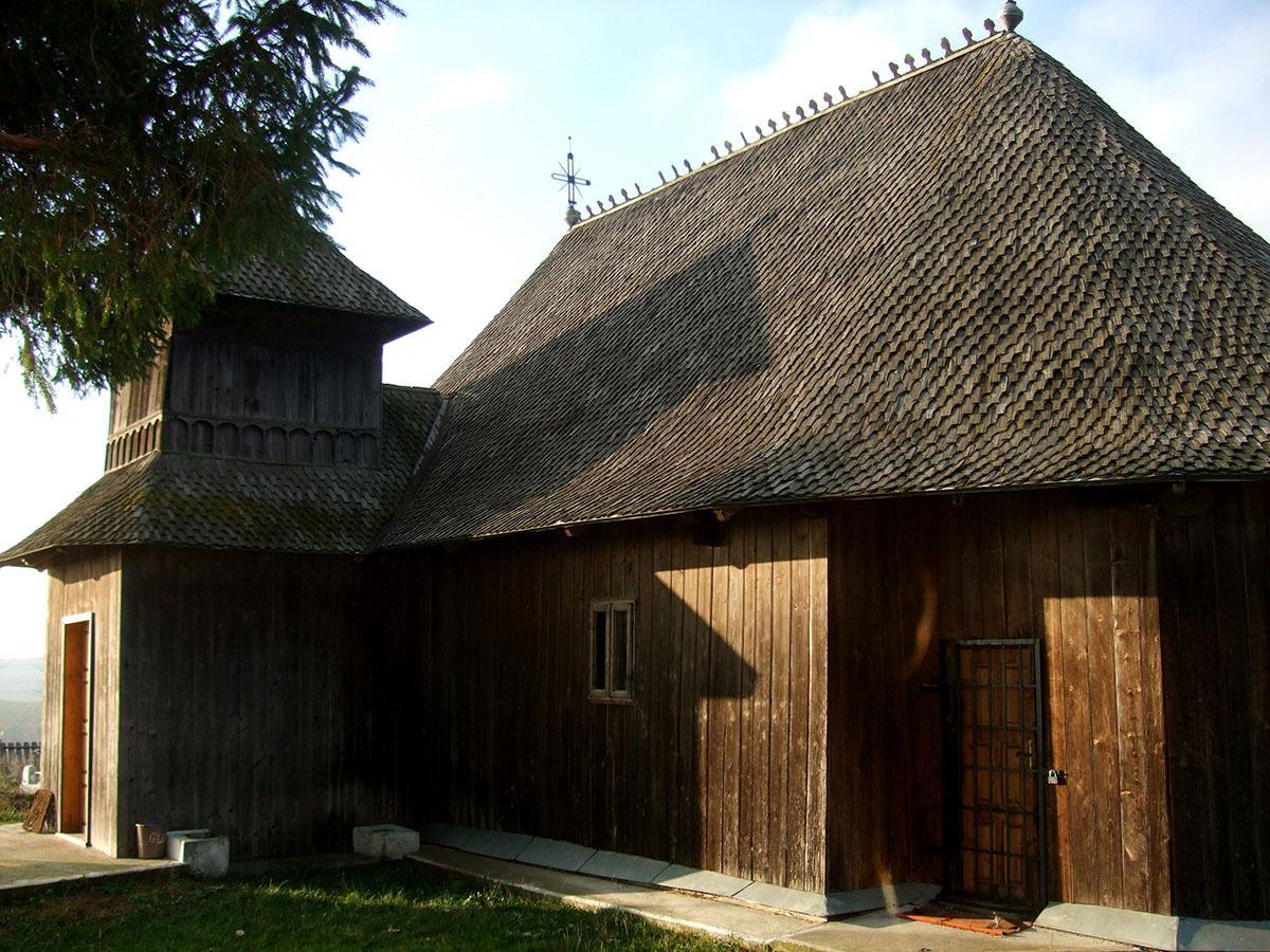 Biserica - vedere exterioară